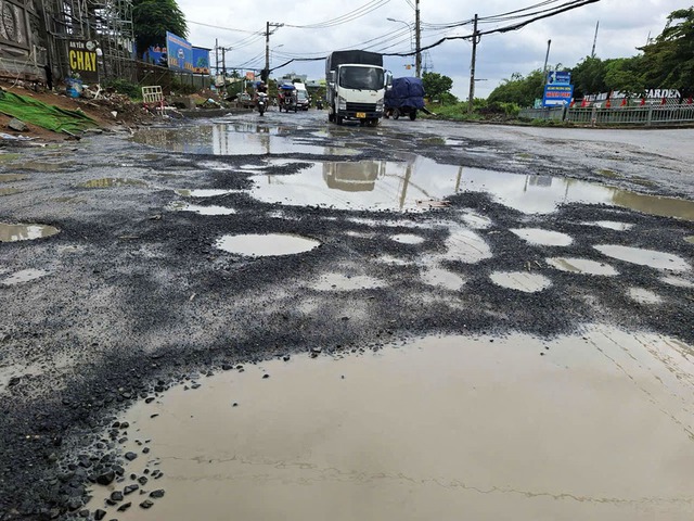 Đường lỗ chỗ ổ g&agrave;, đi lại kh&oacute; khăn- Ảnh 1.
