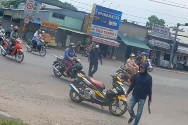 TP.HCM: Khống chế người đàn ông cầm rựa ra đường, có biểu hiện bất thường- Ảnh 1. TP.HCM: Khống chế người đàn ông cầm rựa ra đường, có biểu hiện bất thường- Ảnh 1.