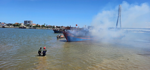 Tàu cá bốc cháy dữ dội trên sông Nhật Lệ giữa trưa nắng- Ảnh 3.