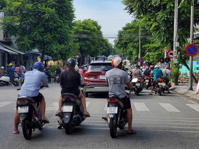 Nội đ&ocirc; Huế bao giờ hết chắn t&agrave;u?- Ảnh 2.