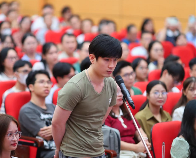 Có phải 'mọt sách thì khù khờ, không chú trọng ngoại hình'?- Ảnh 3.