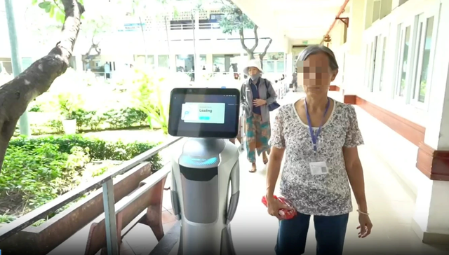 TP.HCM: Bệnh viện đưa robot dẫn đường, hướng dẫn quy trình, 'pha trò' với người bệnh - Ảnh 2.