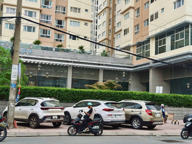 Đỗ xe trên vỉa hè chung cư, coi chừng bị CSGT phạt nguội nhiều lần - Ảnh 2.