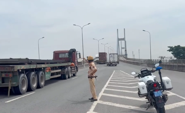 Điều chỉnh phân Làn đường Võ Chí Công cầu Phú Mỹ CSGT lưu ý người dân - Ảnh 2.