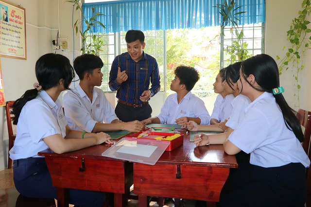 Lặng thầm đưa học sinh khuyết tật đến bến bờ tri thức- Ảnh 1.