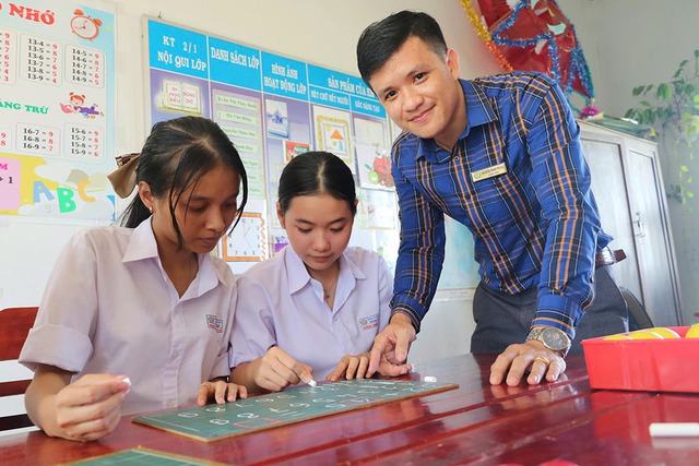 Lặng thầm đưa học sinh khuyết tật đến bến bờ tri thức- Ảnh 2.