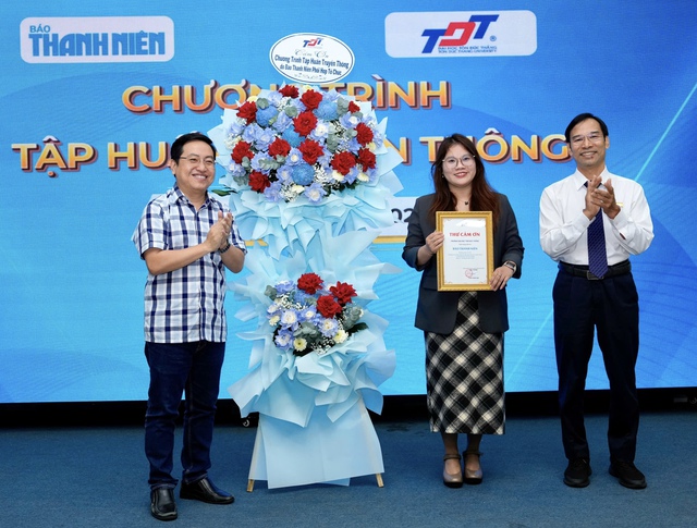 Hơn 60 viên chức Trường ĐH Tôn Đức Thắng được trao chứng nhận của Báo Thanh Niên - Ảnh 3.