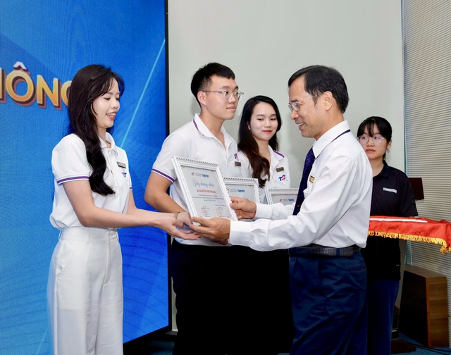 Hơn 60 viên chức Trường ĐH Tôn Đức Thắng được trao chứng nhận của Báo Thanh Niên - Ảnh 4.