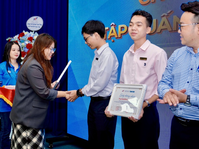 Hơn 60 viên chức Trường ĐH Tôn Đức Thắng được trao chứng nhận của Báo Thanh Niên - Ảnh 5.