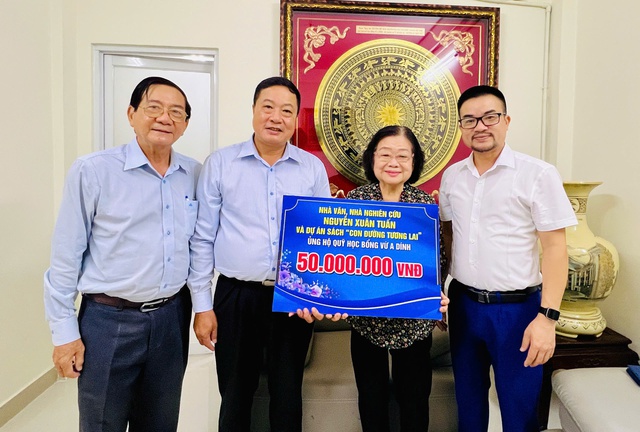 'Con đường tương lai' trao sách và học bổng tặng Quỹ Vừ A Dính- Ảnh 2.