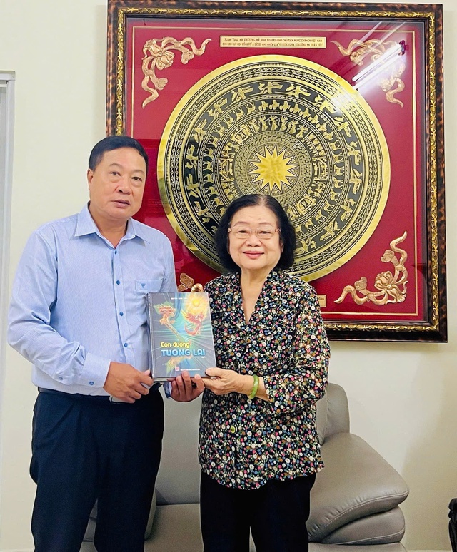 'Con đường tương lai' trao sách và học bổng tặng Quỹ Vừ A Dính- Ảnh 1.