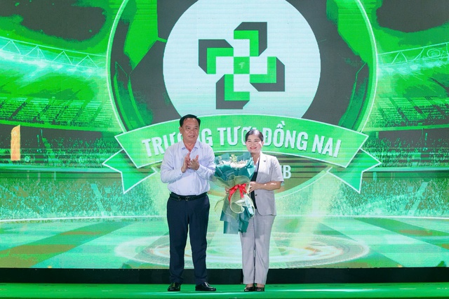 Công Phượng cùng đồng đội tri ân các anh hùng liệt sĩ trước mùa giải mới- Ảnh 4.