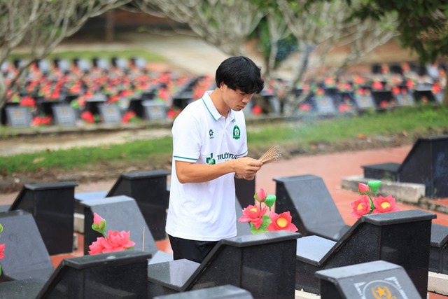 Công Phượng cùng đồng đội tri ân các anh hùng liệt sĩ trước mùa giải mới- Ảnh 3.