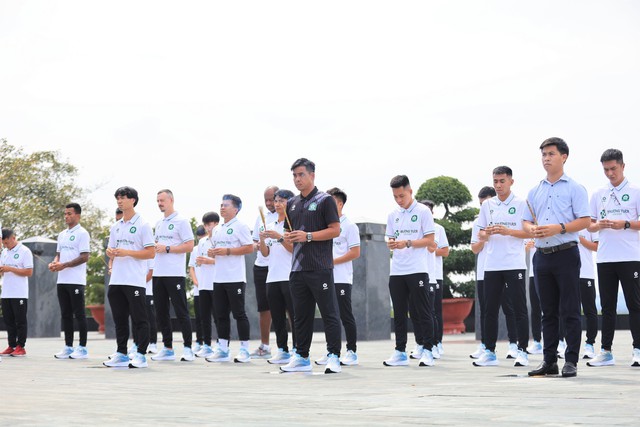 Công Phượng cùng đồng đội tri ân các anh hùng liệt sĩ trước mùa giải mới- Ảnh 1.