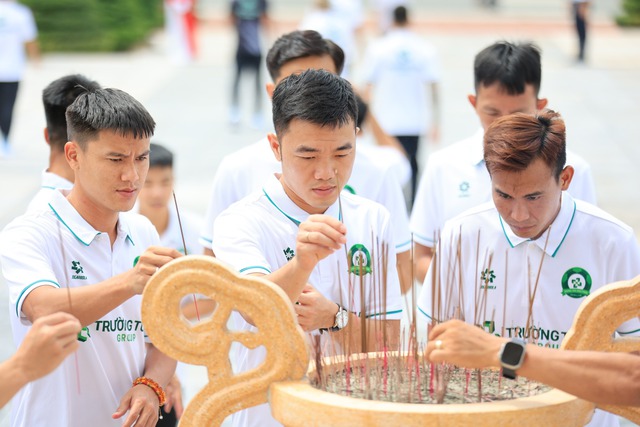 Công Phượng cùng đồng đội tri ân các anh hùng liệt sĩ trước mùa giải mới- Ảnh 2.