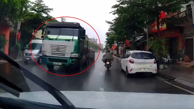 Kinh hoàng xe đầu kéo vượt ẩu, ép ô tô con vào lề đường - Ảnh 1.