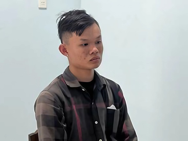 Dùng mã tấu chém nhầm người,bị khởi tố tội sử dụng trái phép vũ khí quân dụng - Ảnh 1.