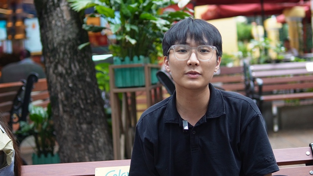 

Minh Thức (25 tuổi) chỉ đổi điện khi khi cái cũ hư hỏng hoặc có nhu cầu công việc  