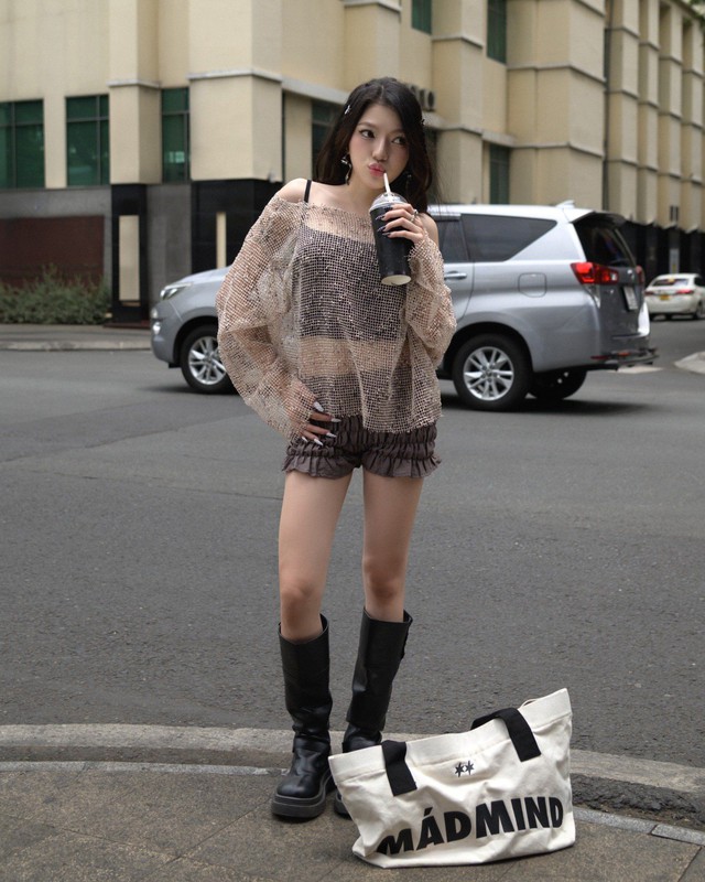 Phá cách cùng áo lưới mang nét quyến rũ và táo bạo- Ảnh 5.