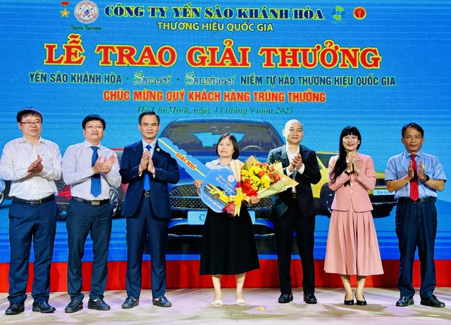 16 năm dùng yến sào, người phụ nữ ở TP.HCM bất ngờ trúng thưởng ô tô- Ảnh 2. 16 năm dùng yến sào, người phụ nữ ở TP.HCM bất ngờ trúng thưởng ô tô- Ảnh 2.