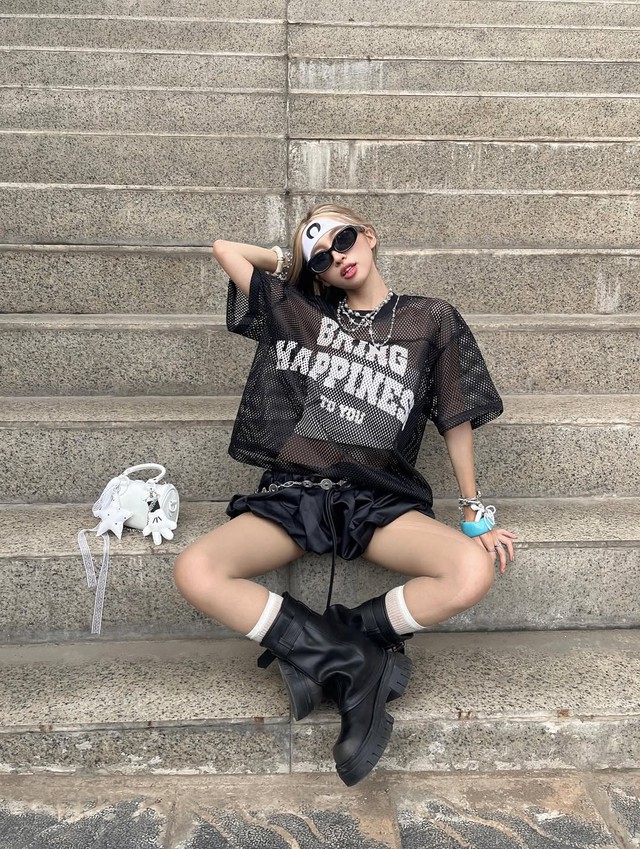 Phá cách cùng áo lưới mang nét quyến rũ và táo bạo- Ảnh 7.