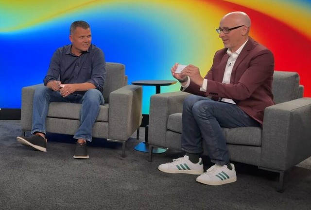 Lãnh đạo Apple thách thức bẻ cong iPhone Air để chứng minh độ bền sản phẩm - Ảnh 1. Lãnh đạo Apple thách thức bẻ cong iPhone Air để chứng minh độ bền sản phẩm - Ảnh 1.