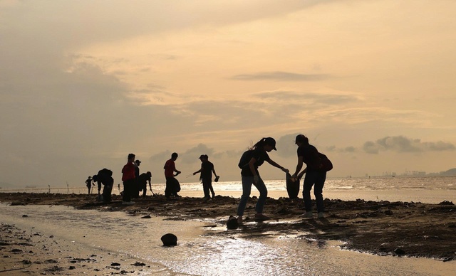 'Chồng c&otilde;ng vợ' chạy Marathon ở Cần Giờ trong bộ &aacute;o mới- Ảnh 3.