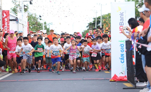 'Chồng cõng vợ' chạy Marathon Cần Giờ t…