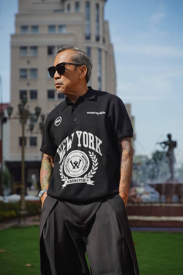 Thuận Nguyễn phối đồ trẻ trung với áo polo dệt kim- Ảnh 2.