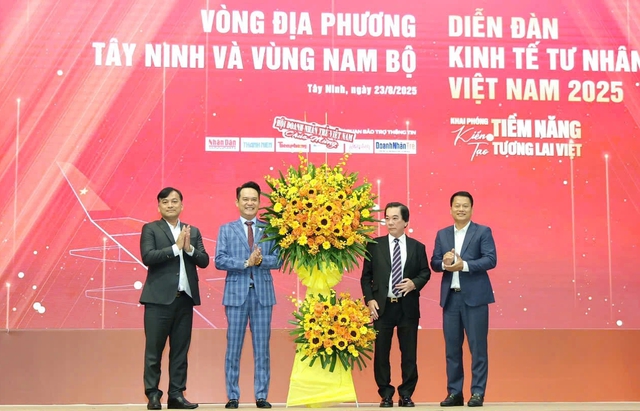 Diễn đàn kinh tế tư nhân Việt Nam 2025: Tiếng nói doanh nghiệp xây dựng chính sách - Ảnh 3. Diễn đàn kinh tế tư nhân Việt Nam 2025: Tiếng nói doanh nghiệp xây dựng chính sách - Ảnh 3.