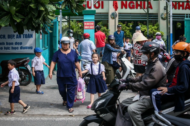 Giờ tan học 'tréo ngoe', vợ chồng lục đục vì đưa đón con - Ảnh 3.