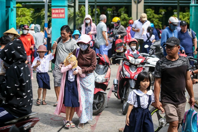 Giờ tan học 'tréo ngoe', vợ chồng lục đục vì đưa đón con - Ảnh 2.