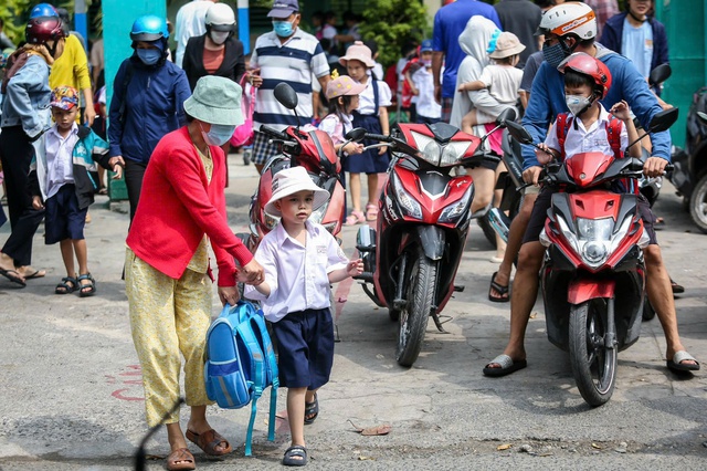 Giờ tan học 'tréo ngoe', vợ chồng lục đ…