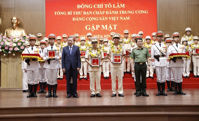 Người hùng Thái Ngô Hiếu: 'Nơi người khác tìm cách thoát ra, chúng tôi lại xông vào'- Ảnh 2.