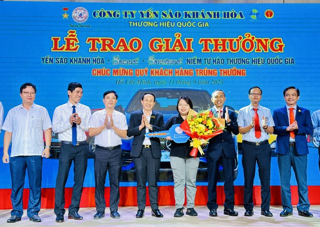 16 năm dùng yến sào, người phụ nữ ở TP.HCM bất ngờ trúng thưởng ô tô- Ảnh 3. 16 năm dùng yến sào, người phụ nữ ở TP.HCM bất ngờ trúng thưởng ô tô- Ảnh 3.