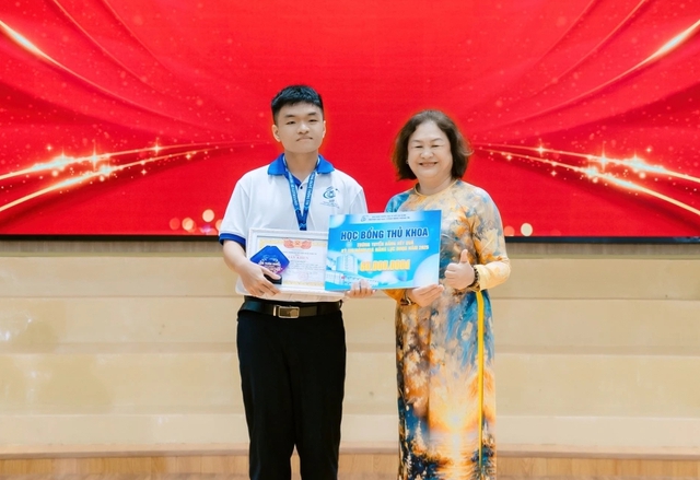 Học bài bằng âm nhạc giúp nam sinh đạt thủ khoa “kép” - Ảnh 1.