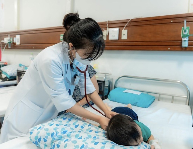 Bệnh nhi nhập viện do nhiễm RSV tăng nhanh - Ảnh 1.