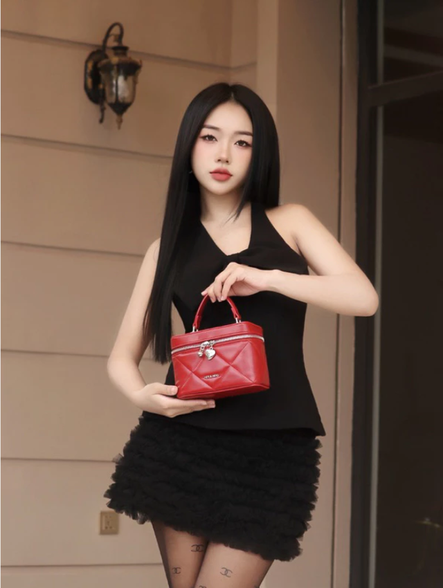 Kiêu kỳ xuống phố với túi xách đỏ nổi bật- Ảnh 2.