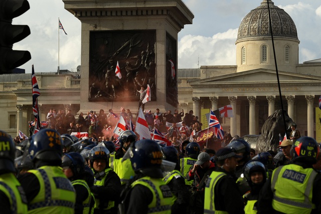 Đụng độ dữ dội trong cuộc biểu tình chống nhập cư tại London- Ảnh 2. Đụng độ dữ dội trong cuộc biểu tình chống nhập cư tại London- Ảnh 2.