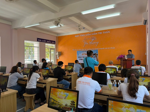 Doanh nhân TP . HCM tặng quà cho học sinh nghèo miền Tây trong Caravan yêu thương - Ảnh 2. Doanh nhân TP . HCM tặng quà cho học sinh nghèo miền Tây trong Caravan yêu thương - Ảnh 2.