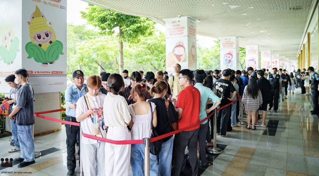 Hơn 4.000 người xếp h&agrave;ng mua m&ocirc; h&igrave;nh nghệ thuật tại TP.HCM- Ảnh 1.