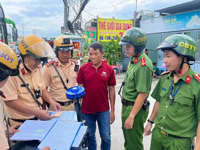 Công an TP.HCM tổng xử lý xe khách, bến bãi ngay sau phản ánh của Thanh Niên- Ảnh 6. Công an TP.HCM tổng xử lý xe khách, bến bãi ngay sau phản ánh của Thanh Niên- Ảnh 6.