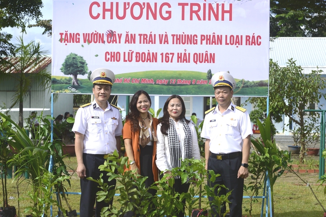 Nhận món quà 200 cây ăn trái, chiến sĩ hải quân đào đất trồng ngay - Ảnh 1.