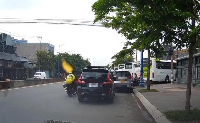 Mở cửa &ocirc; t&ocirc; g&acirc;y tai nạn: H&agrave;nh động nguy hiểm đối mặt mức phạt nặng - Ảnh 1.