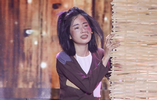 Nam Anh 'xấu lạ', được khen bứt phá khi hát bolero - Ảnh 1.