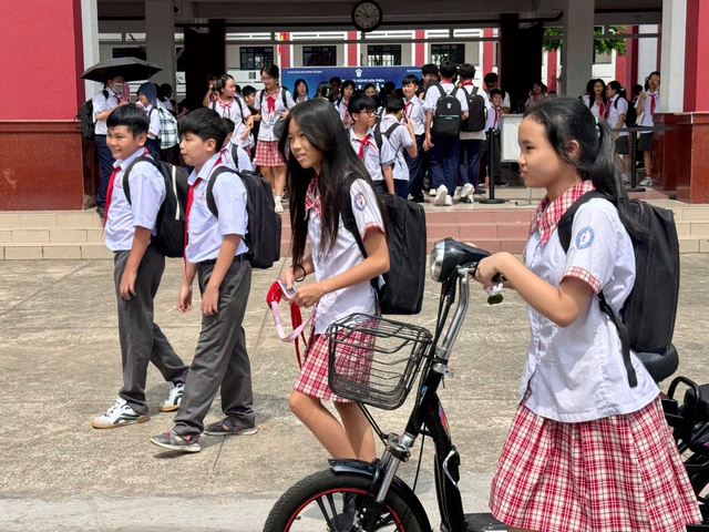 Sau bức xúc vì giờ tan học: Hàng loạt trường học đã thay đổi thời gian biểu - Ảnh 1.