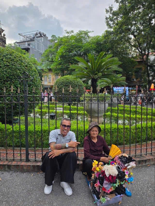 Thuận Nguyễn phối đồ trẻ trung với áo polo dệt kim- Ảnh 4.