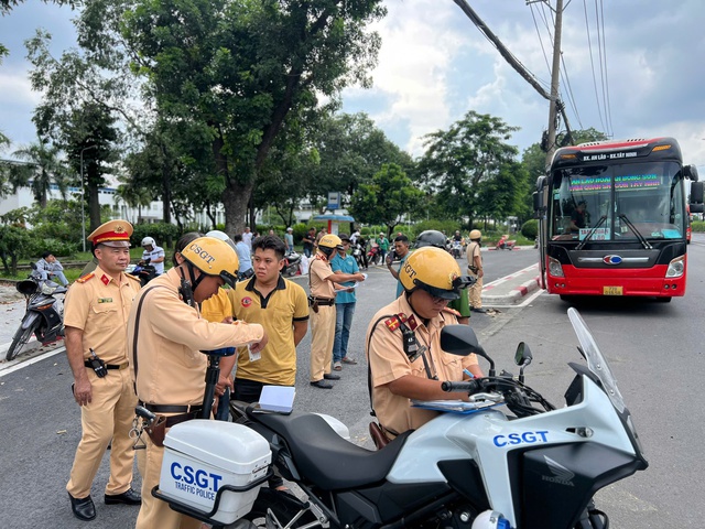 Công an TP.HCM tổng xử lý xe khách, bến bãi ngay sau phản ánh của Thanh Niên- Ảnh 7. Công an TP.HCM tổng xử lý xe khách, bến bãi ngay sau phản ánh của Thanh Niên- Ảnh 7.