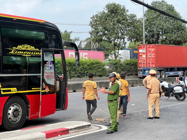 Công an TP.HCM tổng xử lý xe khách, bến bãi ngay sau phản ánh của Thanh Niên- Ảnh 2. Công an TP.HCM tổng xử lý xe khách, bến bãi ngay sau phản ánh của Thanh Niên- Ảnh 2.