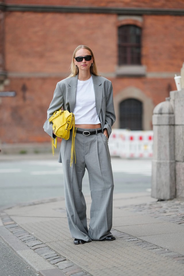 Áo thun trắng hoàn hảo luôn hiện hữu trong mùa thu này- Ảnh 1.